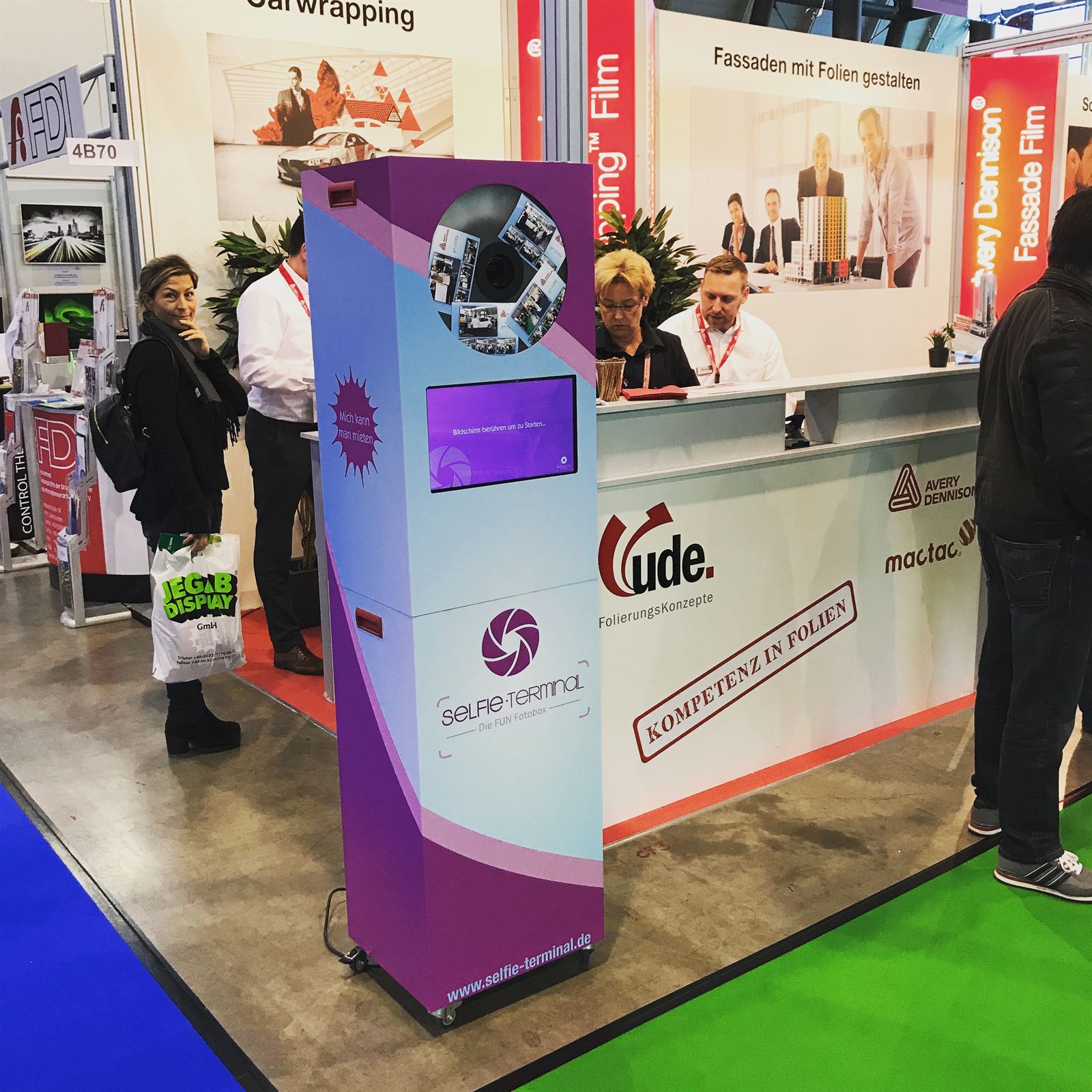 Fotobox Messe – Gäste vor dem SELFIE Terminal