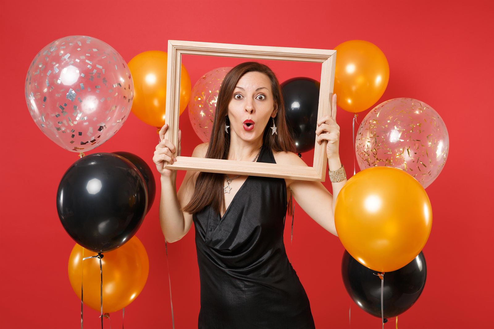 Partygäste mit Requisiten vor der Fotobox auf einer Geburtstagsfeier