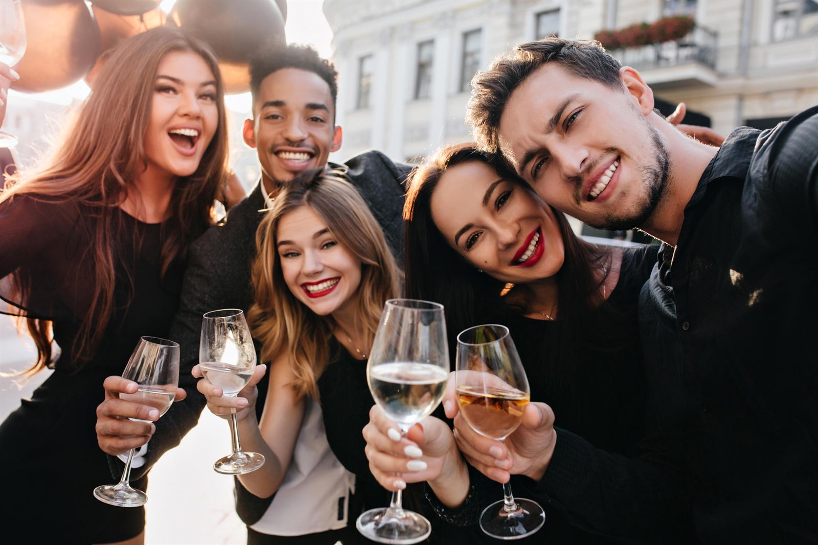 Fotobox Geburtstag – Gäste vor dem SELFIE Terminal