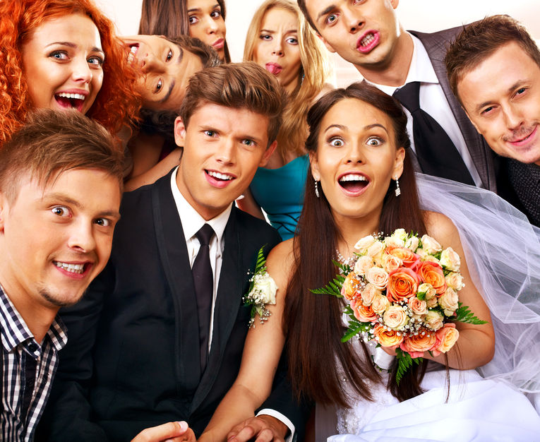 Brautpaar mit Gästen vor der Fotobox auf einer Hochzeit