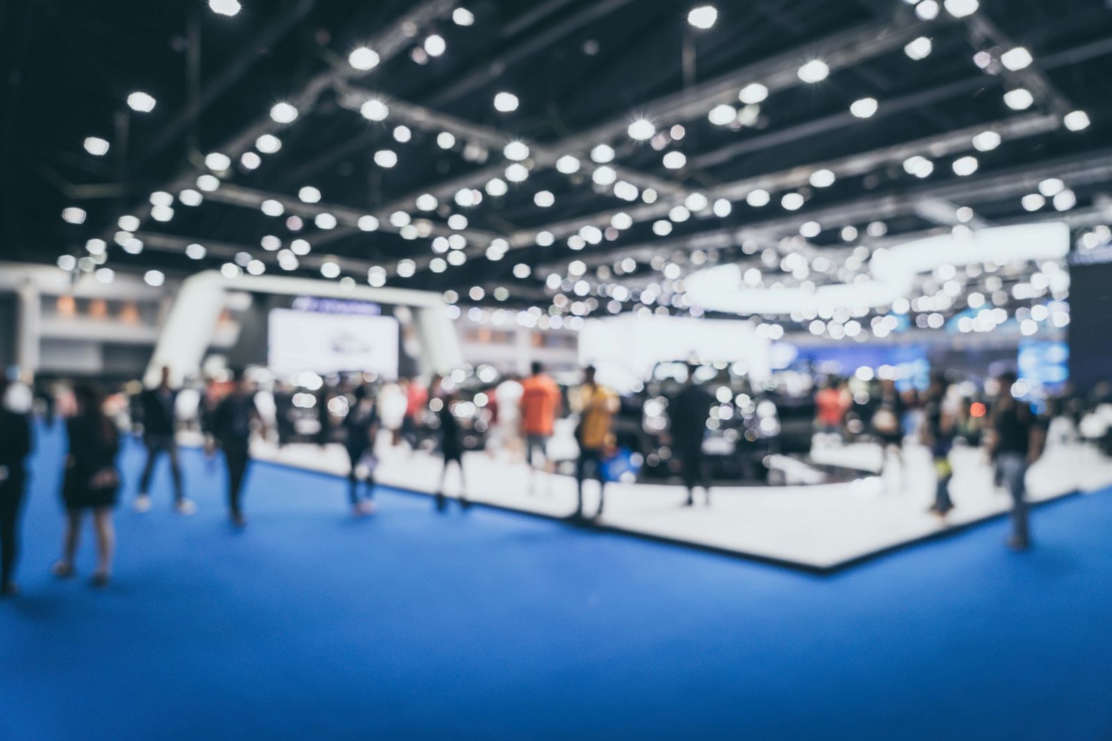 Messebesucher am gebrandeten SELFIE Terminal auf einem Messestand