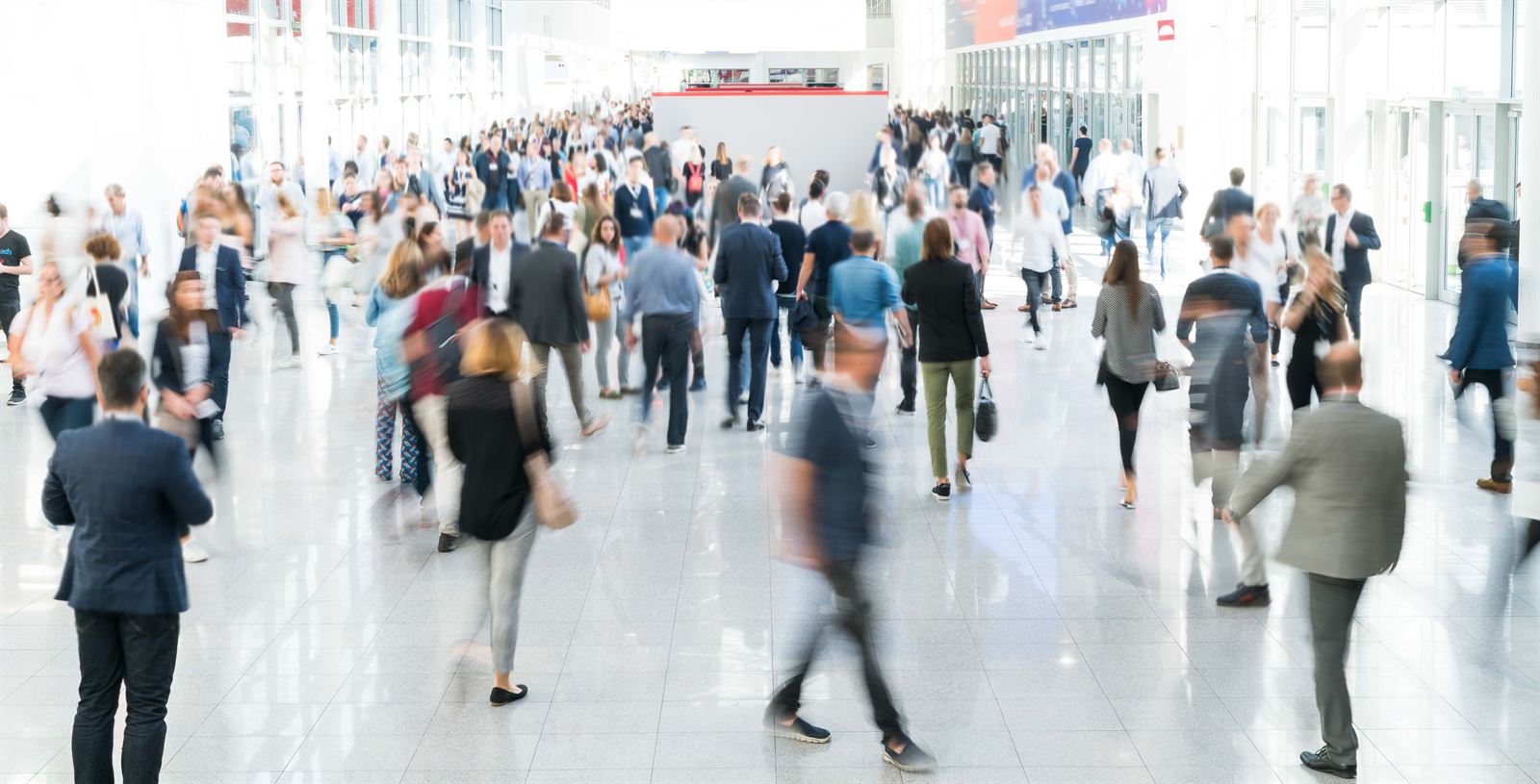 Fotobox Messe – Gäste vor dem SELFIE Terminal