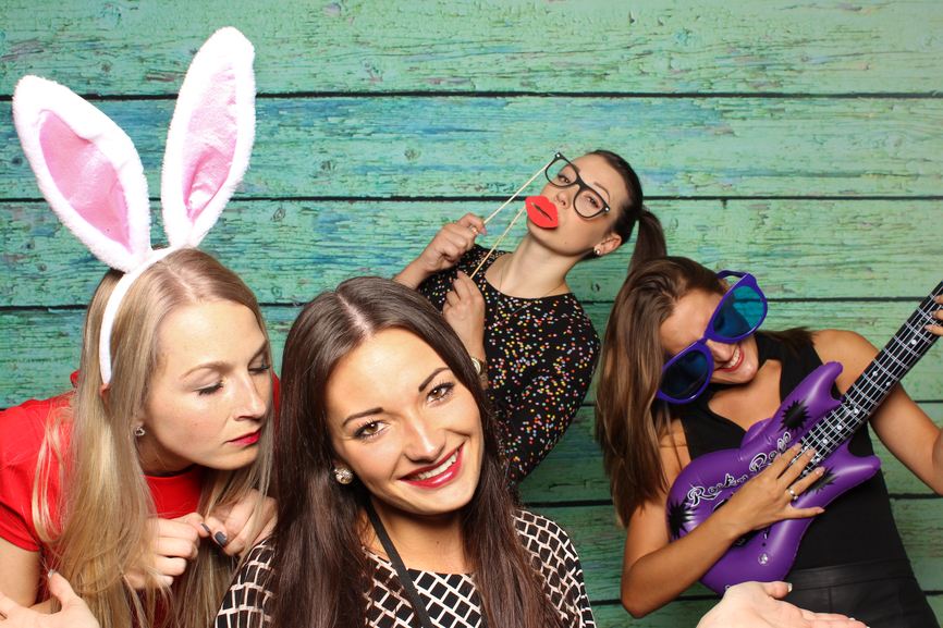 Fotobox Geburtstag – Gäste vor dem SELFIE Terminal