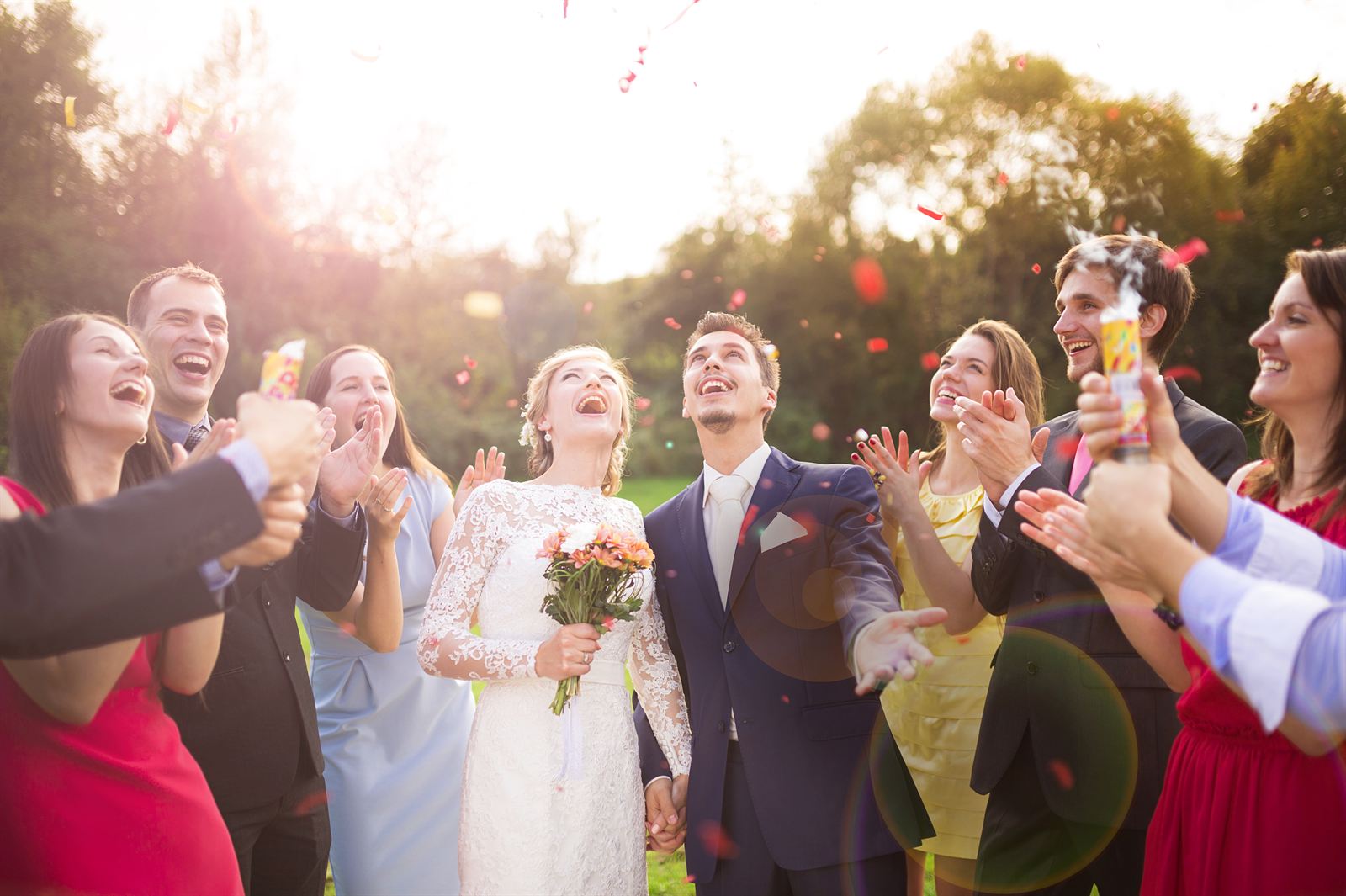Fotobox Hochzeit – Gäste vor dem SELFIE Terminal